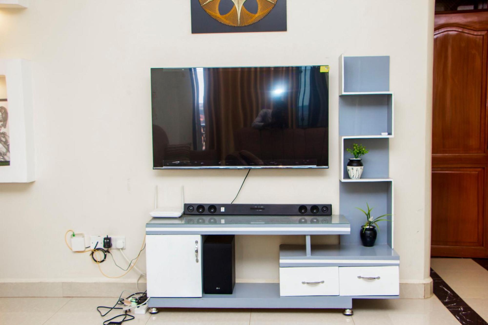Rare Apt- 1br In Bukoto With Netflix, Wifi, And Free Parking